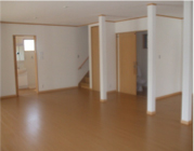 玄関を入ると広々としたお部屋が広がっています。 (機能訓練室・デイルーム)