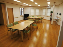 玄関を入ると広々としたお部屋が広がっています。(機能訓練室・デイルーム)